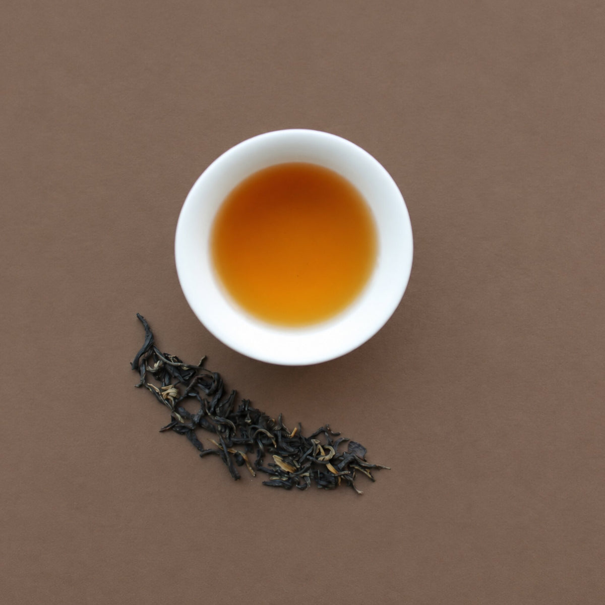 Black tea liquor with dry leaves