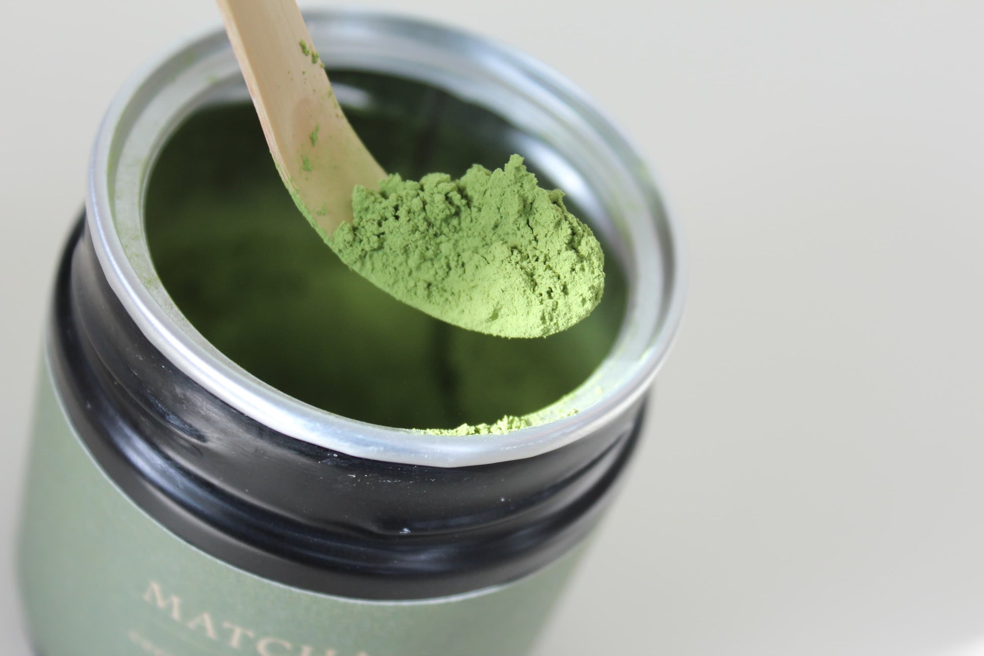 Matcha scoop with powder